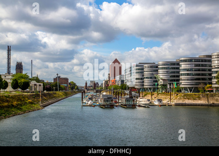 Innenhafen un ex industriali porta terrestre nella città di Duisburg. Oggi un business e leisure area intorno al bacino portuale. Foto Stock