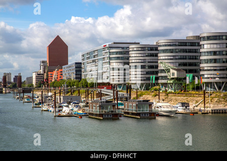 Innenhafen un ex industriali porta terrestre nella città di Duisburg. Oggi un business e leisure area intorno al bacino portuale. Foto Stock