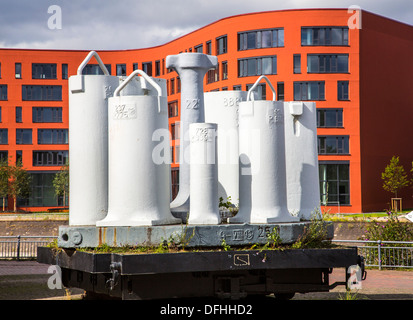 Nuovo edificio della Renania settentrionale - Westfalian Archivi nazionali. Mattoni vecchi torre di storage nell'ex porto interno,città di Duisburg Foto Stock