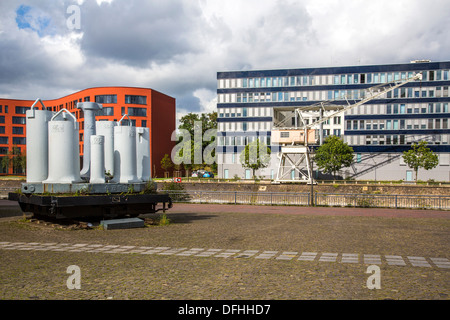 Nuovo edificio della Renania settentrionale - Westfalian Archivi nazionali. Mattoni vecchi torre di storage nell'ex porto interno,città di Duisburg Foto Stock