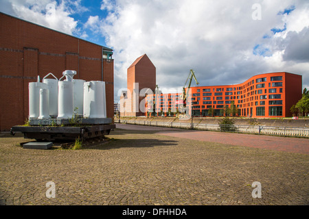 Nuovo edificio della Renania settentrionale - Westfalian Archivi nazionali. Mattoni vecchi torre di storage nell'ex porto interno,città di Duisburg Foto Stock