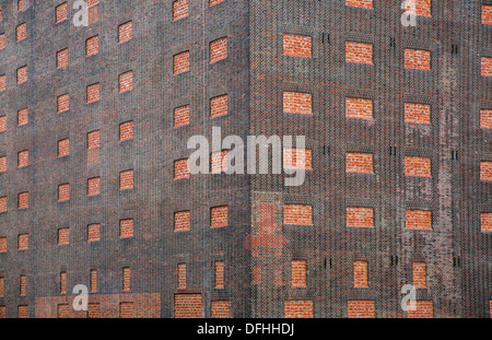 Nuovo edificio della Renania settentrionale - Westfalian Archivi nazionali. Mattoni vecchi torre di storage nell'ex porto interno,città di Duisburg Foto Stock