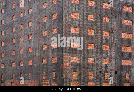 Nuovo edificio della Renania settentrionale - Westfalian Archivi nazionali. Mattoni vecchi torre di storage nell'ex porto interno,città di Duisburg Foto Stock