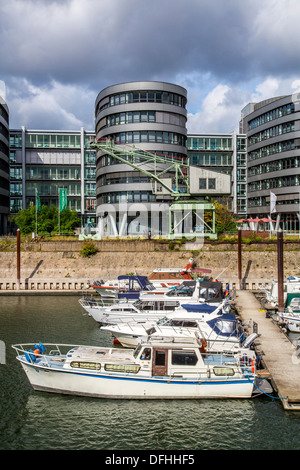 Innenhafen un ex industriali porta terrestre nella città di Duisburg. Oggi un business e leisure area intorno al bacino portuale. Foto Stock