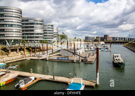 Innenhafen un ex industriali porta terrestre nella città di Duisburg. Oggi un business e leisure area intorno al bacino portuale. Foto Stock