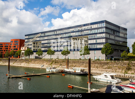 Innenhafen un ex industriali porta terrestre nella città di Duisburg. Oggi un business e leisure area intorno al bacino portuale. Foto Stock