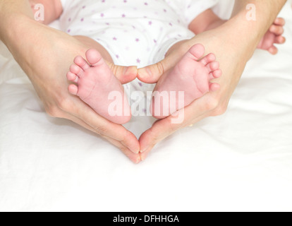 Azienda madre del bambino in piedi Foto Stock