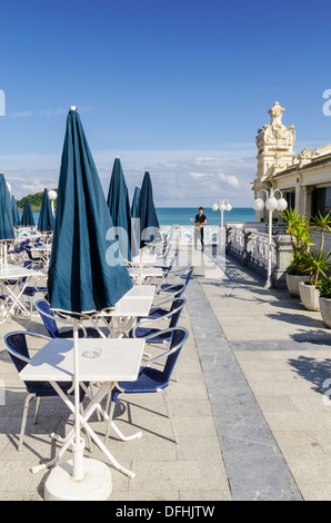 Cafe lungo th La Concha promenade, San Sebastian, Spagna Foto Stock