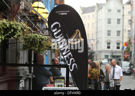 Immagine di un Guinness stand promozionale al di fuori di un pub Temple Bar di Dublino sulla Arthur's Day 2013 Foto Stock