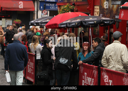 Una folla di persone che vivono al di fuori di un pub Temple Bar sulla Arthur's Day 2013 Foto Stock