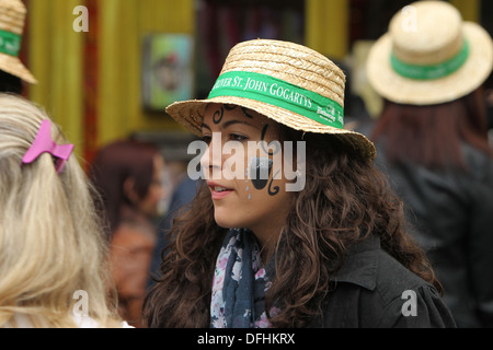 Una donna con una pinta di Guinness dipinto sul suo volto al di fuori di Oliver Saint John Gogarty pub di Dublino sulla Arthur's Day Foto Stock