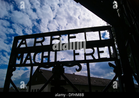 "Arbeit macht frei" slogan sul cancello di ferro ofDachau KZ-lager campo di concentramento Dachau, Monaco di Baviera, Baviera, Germania Foto Stock