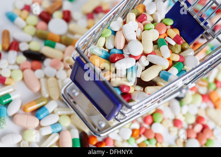 Molti farmaci colorati in un carrello della spesa Foto Stock