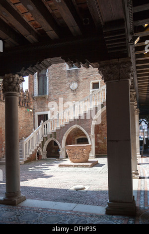 Nel sestiere di Cannaregio a Venezia, il cortile interno di palazzo Ca' d'Oro con scale e ben (Italia). Cour interna Foto Stock