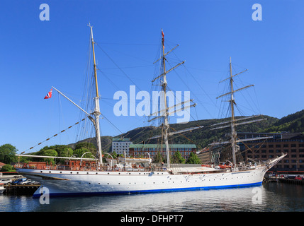 Brigantino a tre alberi formazione truccate tall ship Statsraad Lehmkuhl ormeggiato per Wharf in porto Vågen, Bergen Hordaland, Norvegia Foto Stock