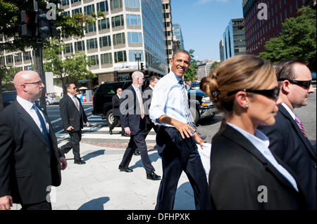 Washington DC, Stati Uniti d'America. 04 ott 2013. Il Presidente degli Stati Uniti Barack Obama cammina indietro alla Casa Bianca da gourmet di Taylor su Pennsylvania Avenue dopo l'ordinazione take-out il pranzo. Il motivo che ha dato è che essi stanno morendo di fame e lo stabilimento è di dare una percentuale di sconto a furloughed lavoratori pubblici come una indicazione di come gli Americani ordinari sono alla ricerca di uno un altro. Credito: Pete Marovich / Pool via CNP Credito: dpa picture alliance/Alamy Live News Foto Stock