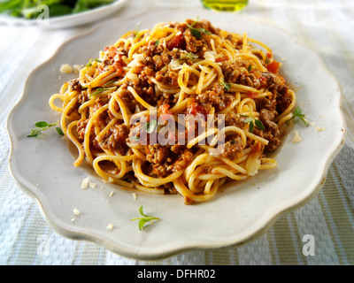 Carni cotte placcato e spaghetti alla bolognese sugo di ragù su un tavolo, un suggerimento Foto Stock