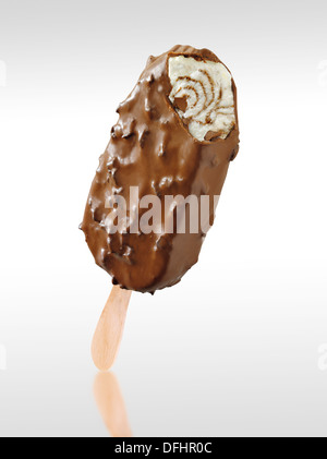 Uva passa e dado choc ghiaccio con variegatura al cioccolato gelato all'interno Foto Stock