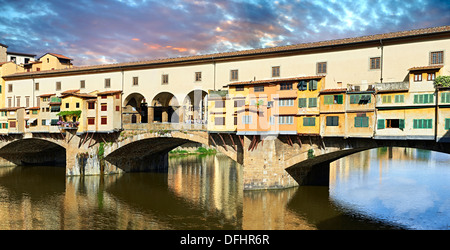 Panorama panoramica del medievale Ponte Vecchio ponte sul fiume Arno, Firenze, Italia Foto Stock
