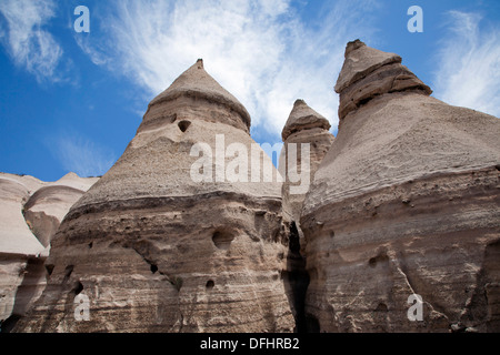 Insolite formazioni di roccia lungo la fessura Canyon Trail in tenda Kasha-Katuwe Rocks National Monument, Nuovo Messico. Foto Stock