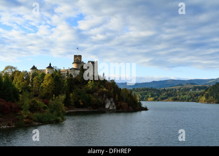 Il castello di Niedzica Czorsztynskie sopra il lago. Polonia meridionale. Foto Stock