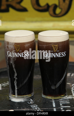 Due pinte di Guinness a sedersi su un tavolo al di fuori di un pub di Dublino durante l'Arthur's celebrazioni della Giornata nel centro della città di Dublino. Foto Stock