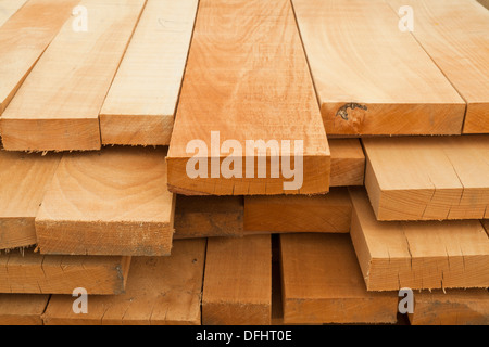 Travi di legno sovrapposti e trasformati Foto Stock