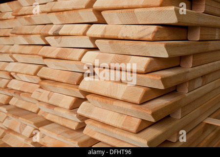 Travi di legno sovrapposti e trasformati Foto Stock