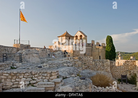 Castell Santa Creu sorge su uno sperone roccioso che si affaccia sulla città vecchia di Calafell nella regione Catalana di Spagna. Foto Stock