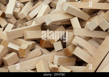 Travi di legno sovrapposti e trasformati Foto Stock