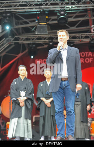 Trafalgar Square, Londra, Regno Unito. Il 5 ottobre 2013. Jeremy Hunt, MP, Segretario di Stato per la salute parla al Matsuri cultura giapponese evento, l'ambasciatore giapponese (sinistra) Signor Keiichi Hayashi guarda a. Credito: Matteo Chattle/Alamy Live News Foto Stock