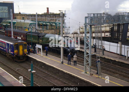 Locomotiva a vapore "Unione del Sud Africa' 60009 carta speciale treno in Carlisle Stazione ferroviaria Cumbria Inghilterra England Regno Unito Foto Stock