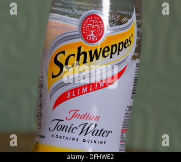 Slimline Schweppes Indian tonic acqua etichetta del flacone. Foto Stock