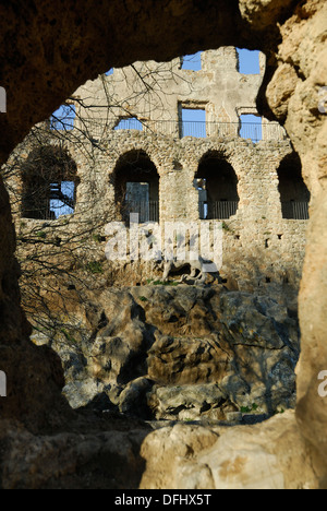 Rimane degli Orsini - castello Altieri dal Bernini, Canale Monterano Italia. Foto Stock