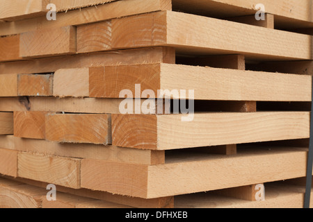 Travi di legno sovrapposti e trasformati Foto Stock