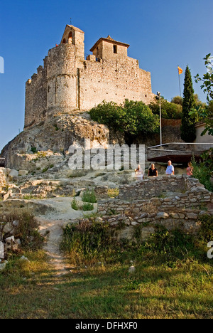 Castell Santa Creu sorge su uno sperone roccioso che si affaccia sulla città vecchia di Calafell nella regione Catalana di Spagna. Foto Stock