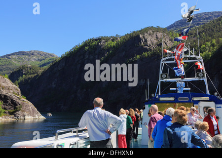 I turisti sul ponte di una gita in barca di crociera lungo stretto fiordo Mofjorden da Bergen. Modalen, Hordaland, Norvegia e Scandinavia Foto Stock