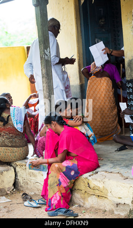 Ipovedenti gli abitanti di un villaggio indiano in attesa per la clinica oculistica presso Sri Sathya Sai Baba mobile ospedale outreach. India Foto Stock