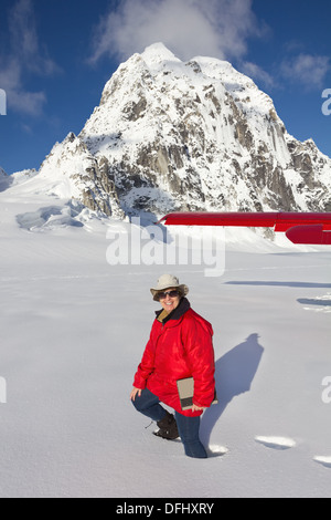 La donna a piedi nella neve profonda su Pika ghiacciaio nel Parco Nazionale di Denali in Alaska, nei pressi del Monte McKinley Foto Stock