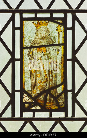 Frammenti di vetro medievale. Signora finestra della cappella. Chiesa di San Michele e Tutti gli Angeli, Beetham, Lancashire, Inghilterra, Regno Unito Foto Stock