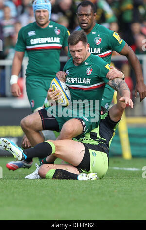 Leicester, Regno Unito. 05 ott 2013. Adam Thompstone sulla carica durante la fase di Aviva Premiership gioco tra Leicester Tigers e Northampton santi da Welford Road. Credito: Azione Sport Plus/Alamy Live News Foto Stock