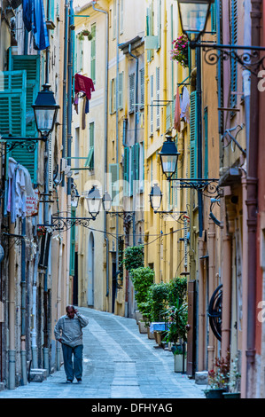 L'Europa, Francia, Alpes-Maritimes, Menton. Un tipico vicolo in una vecchia città. Foto Stock