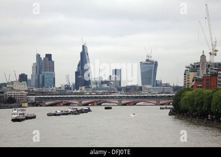 Lo skyline della città su un livello di grigio nuvoloso giorno in Londra England Regno Unito Foto Stock