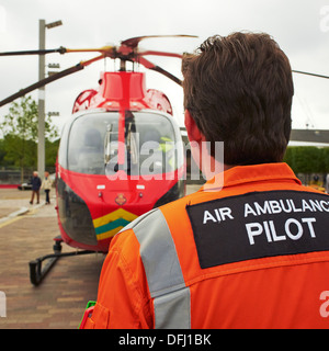 Air Ambulance elicotteri pilota - London Air Ambulance sulla scena con pilota Foto Stock