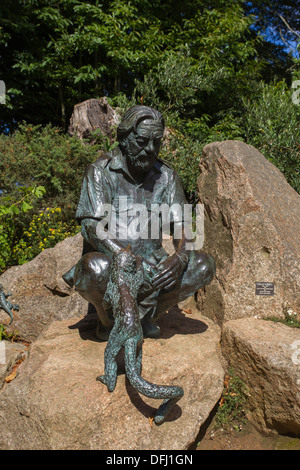 Durrell Wildlife Conservation Trust statua in bronzo di Gerald Durrell Foto Stock