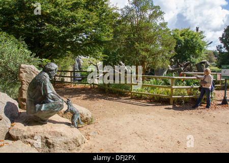 Durrell Wildlife Conservation Trust statua in bronzo di Gerald Durrell Foto Stock