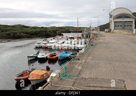 Barche da pesca in Bunbeg (Bun Beag) Harbour, County Donegal, Irlanda. Foto Stock