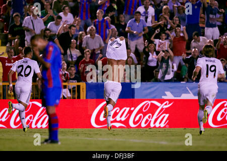 Valencia, Spagna. 05 ott 2013. Centrocampista Cristiano Ronaldo del Real Madrid (seconda R) festeggia dopo aver segnato il gol vincente durante la Liga gioco tra il Levante e il Real Madrid al Ciutat de Valencia Stadium, Valencia Real Madrid è venuto da dietro al cliente 2 gol in tempo di pregiudizio per una vittoria di 3-2. Credito: Azione Sport Plus/Alamy Live News Foto Stock