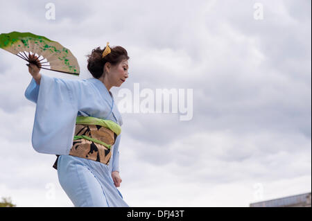 Trafalgar Square, Londra, Regno Unito. 05 ott 2013. Nihon Buyo ballerino sul palco in Giappone Matsuri 2013, Trafalgar Square, Londra. 05/10 Credito: Carole Edrich/Alamy Live News Foto Stock