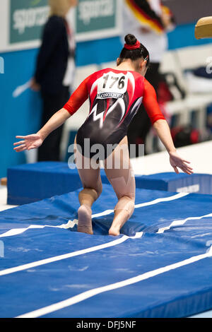 Anversa, Belgio. 4° Ott, 2013. Asuka Teramoto (JPN), 4 ottobre 2013 - Ginnastica Artistica : Asuka Teramoto del Giappone compete sulla volta durante la Womens tutto intorno a finale al 2013 mondiale di ginnastica artistica campionati a Antwerps Sportpaleis di Anversa (il Palazzo dello Sport), Anversa, Belgio. Credito: Enrico Calderoni AFLO/sport/Alamy Live News Foto Stock